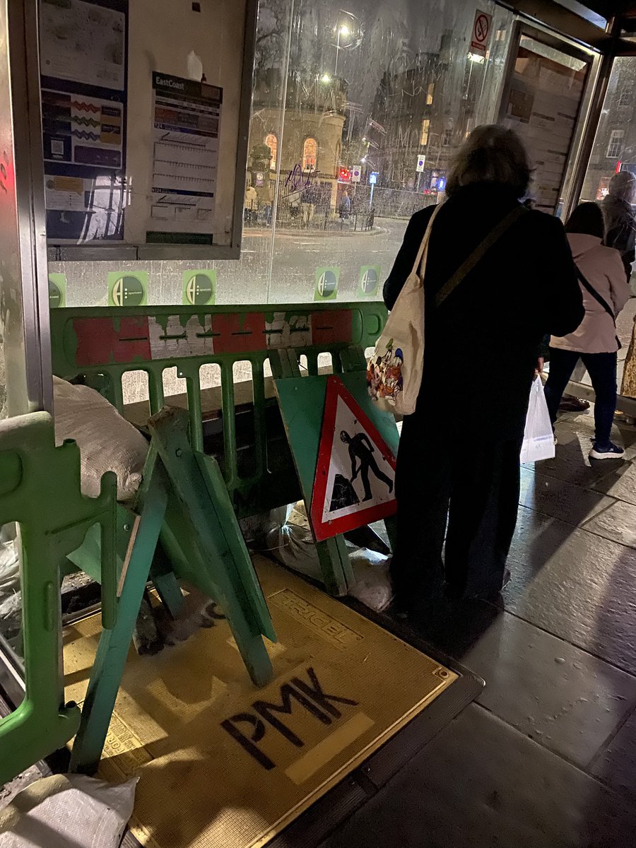 EdiDisgraces's tweet image. Hi @SPEnergyNetwork you are doing work on Lothian road in Edinburgh but seem to be using a bus shelter to store your bits and bobs - a bit inconvenient and dangerous for bus users. Especially any visually impaired.