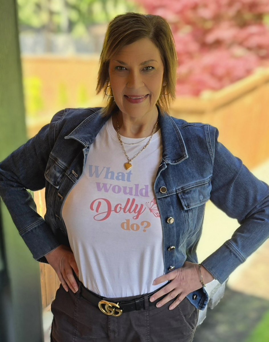 lynnjabs's tweet photo. Do you ever have those times where you wonder...What Would Dolly Do? 💗 https://t.co/jzOQiDXYfd