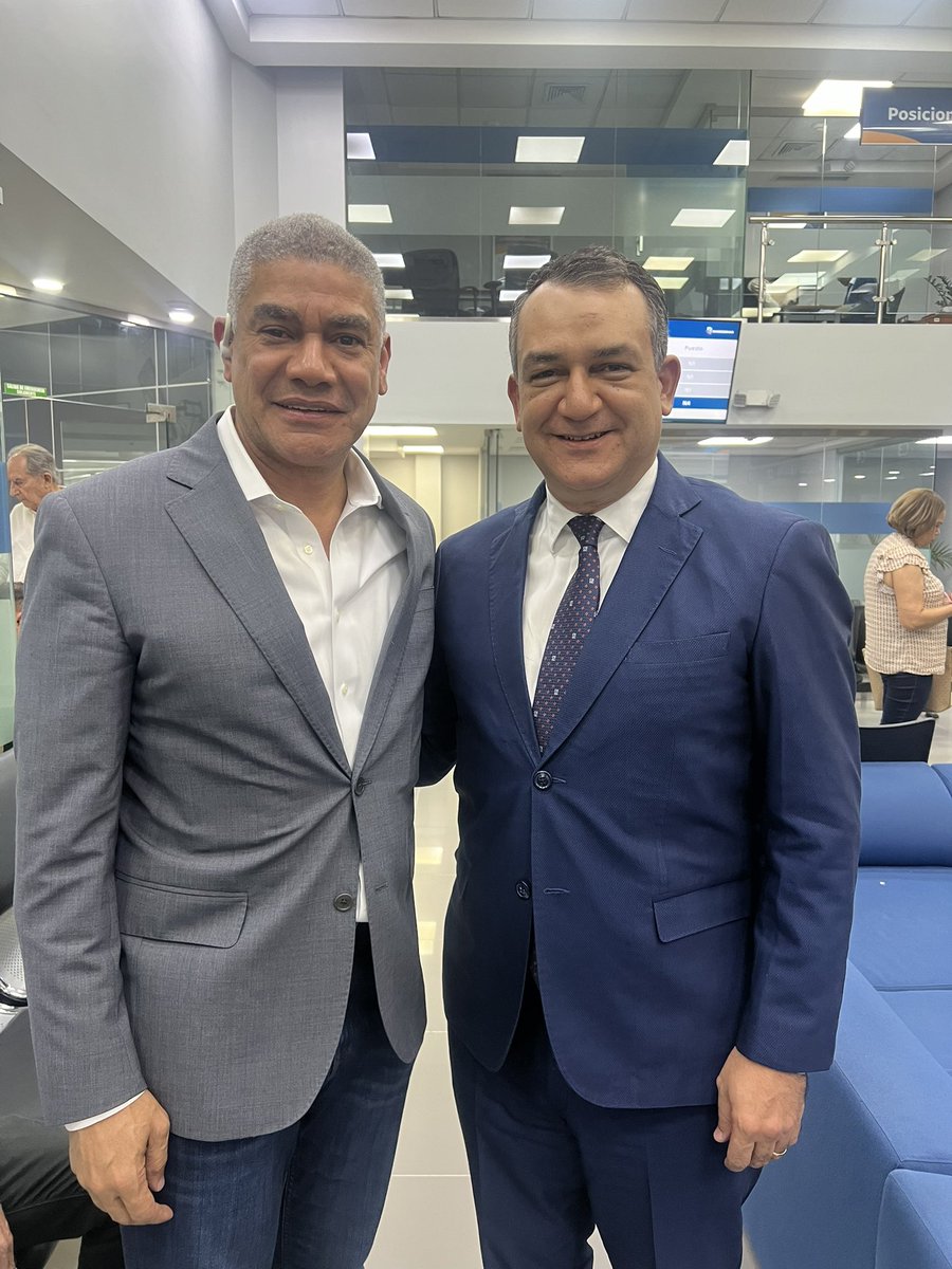 Nuestro cónsul general, <a href="/holi_matos/">Francisco Holi Matos</a>, compartió durante un breve encuentro con el presidente de la JCE, <a href="/juntacentral/">JCE</a>, Dr. Román Jáquez, <a href="/RomnJquez/">Román Andrés Jáquez Liranzo</a> así como con Wel Sepúlveda, encargado de asuntos internacionales del órgano electoral. ¡Seguimos fortaleciendo vínculos! <a href="/MCO/">Orlando International Airport</a>