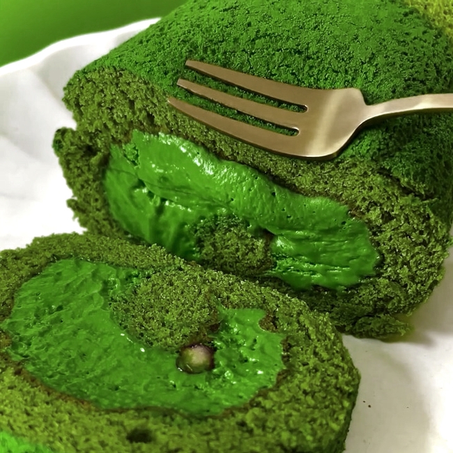 Matchaeologist's tweet image. A #Matcha #RollCake a day? Yes, please! 😉 This melt-in-your-mouth #MatchaTreat, beautifully captured by @ matchakochan, is what dessert dreams are made of. Who else wants a slice?

👉 Head to bit.ly/matchaeologist to learn more about our range of ceremonial and culinary matcha