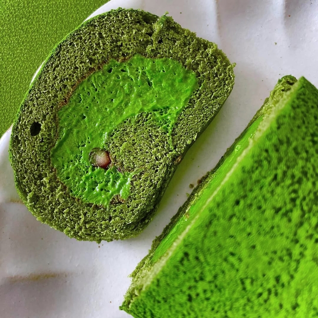Matchaeologist's tweet image. A #Matcha #RollCake a day? Yes, please! 😉 This melt-in-your-mouth #MatchaTreat, beautifully captured by @ matchakochan, is what dessert dreams are made of. Who else wants a slice?

👉 Head to bit.ly/matchaeologist to learn more about our range of ceremonial and culinary matcha
