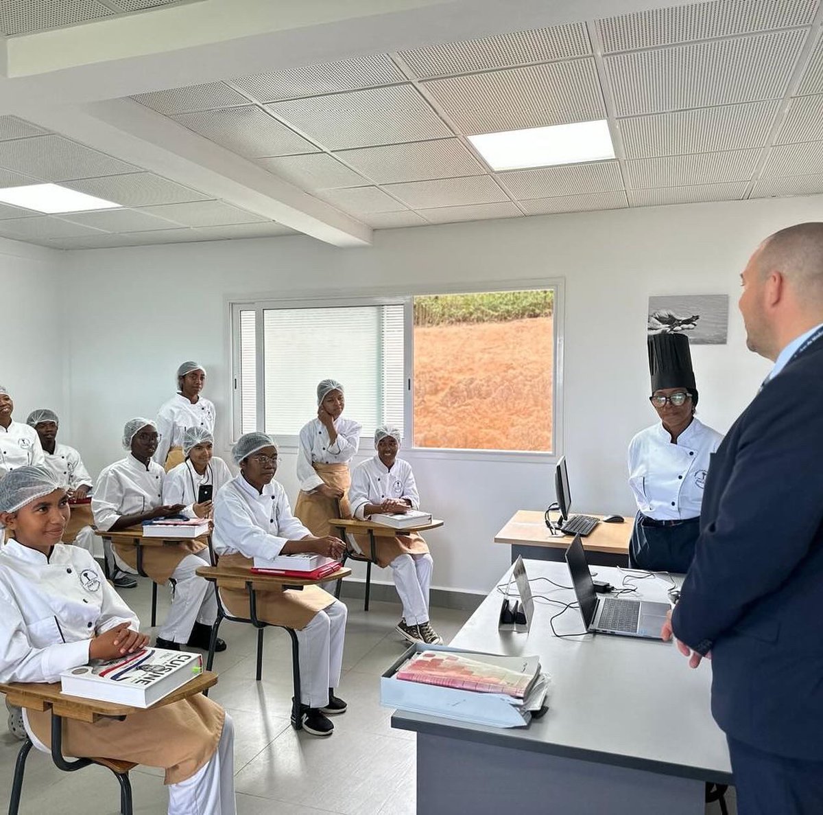 ggomez_chef's tweet photo. Très heureux de retrouver les cheffes et élèves de l’Institut d’Excellence Culinaire Guillaume Gomez d’Akamasoa. 
Quelle fierté de voir le travail accompli grâce à la Fondation École Félix et à l’énergie du Père Pedro. #akamasoa #institutdexcellenceculinaireguillaumegomez https://t.co/R5a5dgyK2X