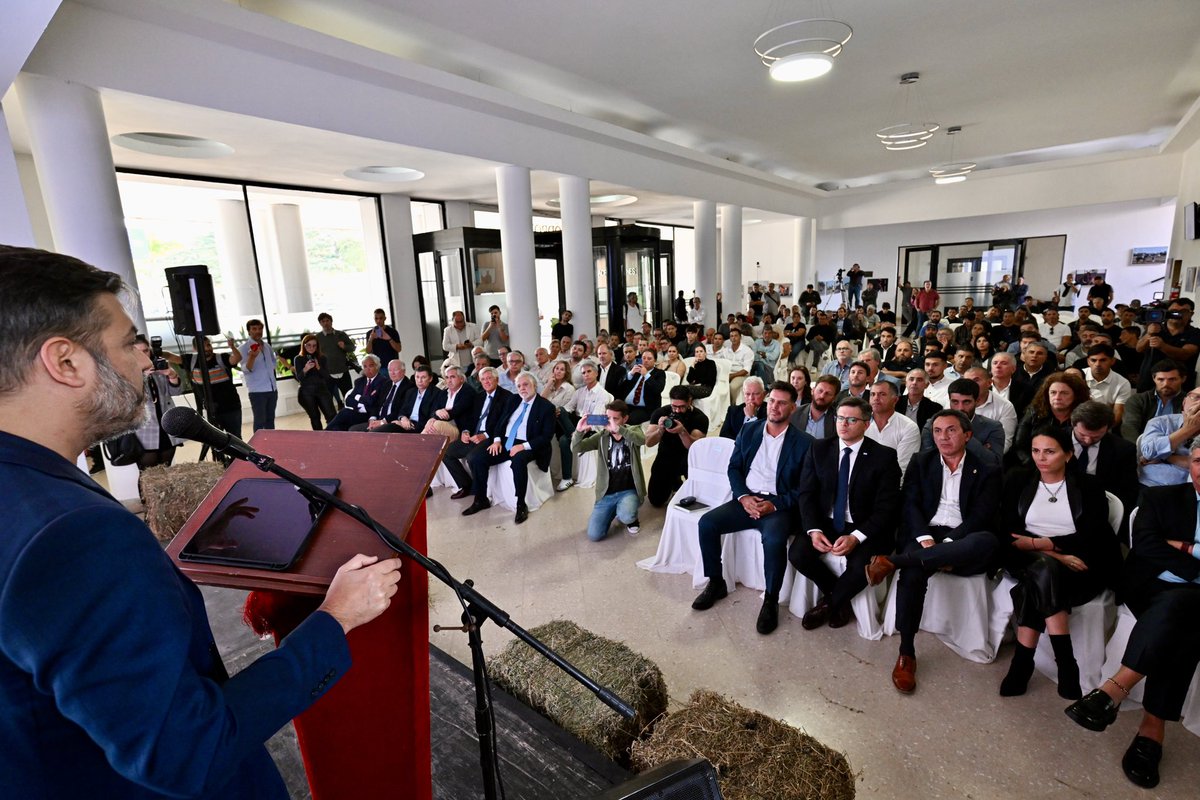 Gonzalo Atanasof (@gonatanasof) on Twitter photo Junto a <a href="/Carli_Bianco/">Carli Bianco</a>, Santiago Pérez Teruel y Juan Villar Urquiza, anunciamos dos medidas muy importantes para modernizar la industria del turf:
1️⃣ Captación de apuestas del exterior.
2️⃣ Implementación de una aplicación exclusiva para el turf. Junto a <a href="/Carli_Bianco/">Carli Bianco</a>, Santiago Pérez Teruel y Juan Villar Urquiza, anunciamos dos medidas muy importantes para modernizar la industria del turf:
1️⃣ Captación de apuestas del exterior.
2️⃣ Implementación de una aplicación exclusiva para el turf.
