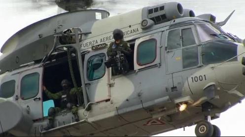 foro_militar's tweet photo. 🚁🪖🇲🇽Helicóptero artillado acaba con célula armada en cerro de Apatzingán, Michoacán

Un fuerte enfrentamiento entre miembros del crimen organizado y soldados del Ejército mexicano, donde se requirió del uso de un helicóptero artillado que disparó varias rafagas https://t.co/byVJpuItrP