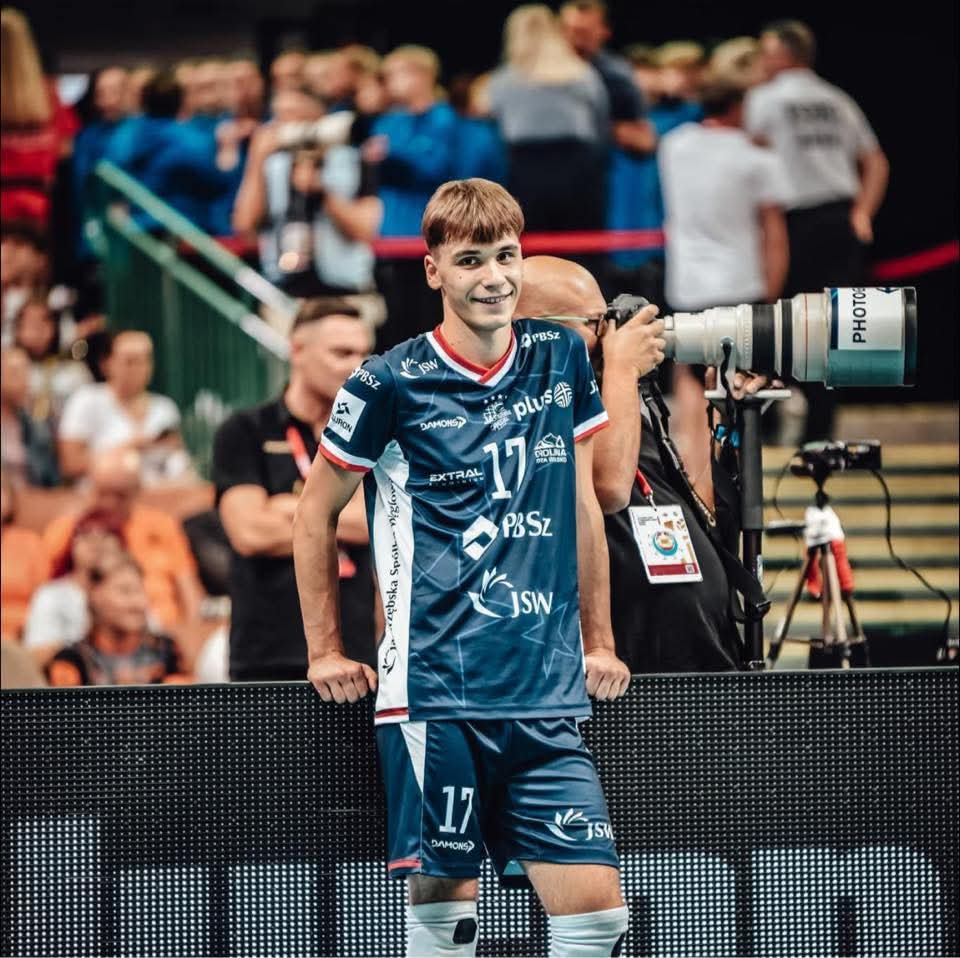 Jakub110Jakub's tweet photo. Uwielbiam takie momenty, najpiękniejsze możliwe. ❤️

Masz 19 lat, praktycznie zerowe doświadczenie w takich sytuacjch, wchodzisz w tak trudnym momencie i grasz... absolutnego szlema! Grasz lepiej od swojego vis-à-vis, który znany jest na całym świecie. 

🟢: 52% pozytywnego przyjęcia (!)
🟢: 43% perfekcyjnego przyjęcia (!!)
🟢: 7 zanotowanych obron 

KOZAK, PROSZĘ PAŃSTWA, KOZAK!

Foto: @martlensjpg 
#PlusLiga