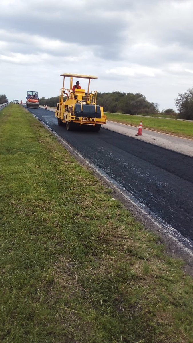CamdelasSierras's tweet image. #SeguimosHaciendo👷 Conservación realiza bacheo con fresadora en #Ruta36 Autovía Córdoba - #RíoCuarto.