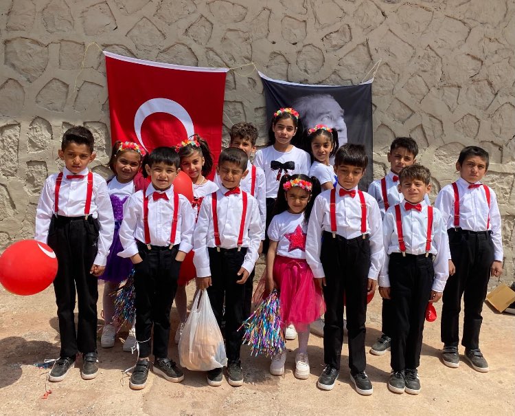 ✅ 23 Nisan Ulusal Egemenlik ve Çocuk Bayramı Siirt/Eruh/Görendoruk’ta bulunan Şehit Teğmen Akın Akın İlköğretim okulunda coşkuyla kutlanmıştır. 
✅ Bu özel günde öğrencilerimiz etkinliklere Derneğimiz tarafından temin edilen kıyafetlerle katilmistir.