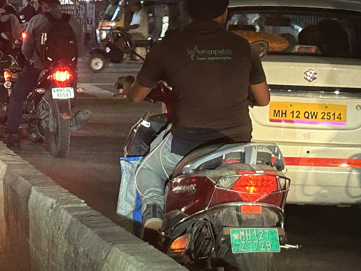 sagar82's tweet photo. @PuneCityTraffic @CPPuneCity  Look at these cars going from wrong side in viman nagar https://t.co/XSIsgn5QyF