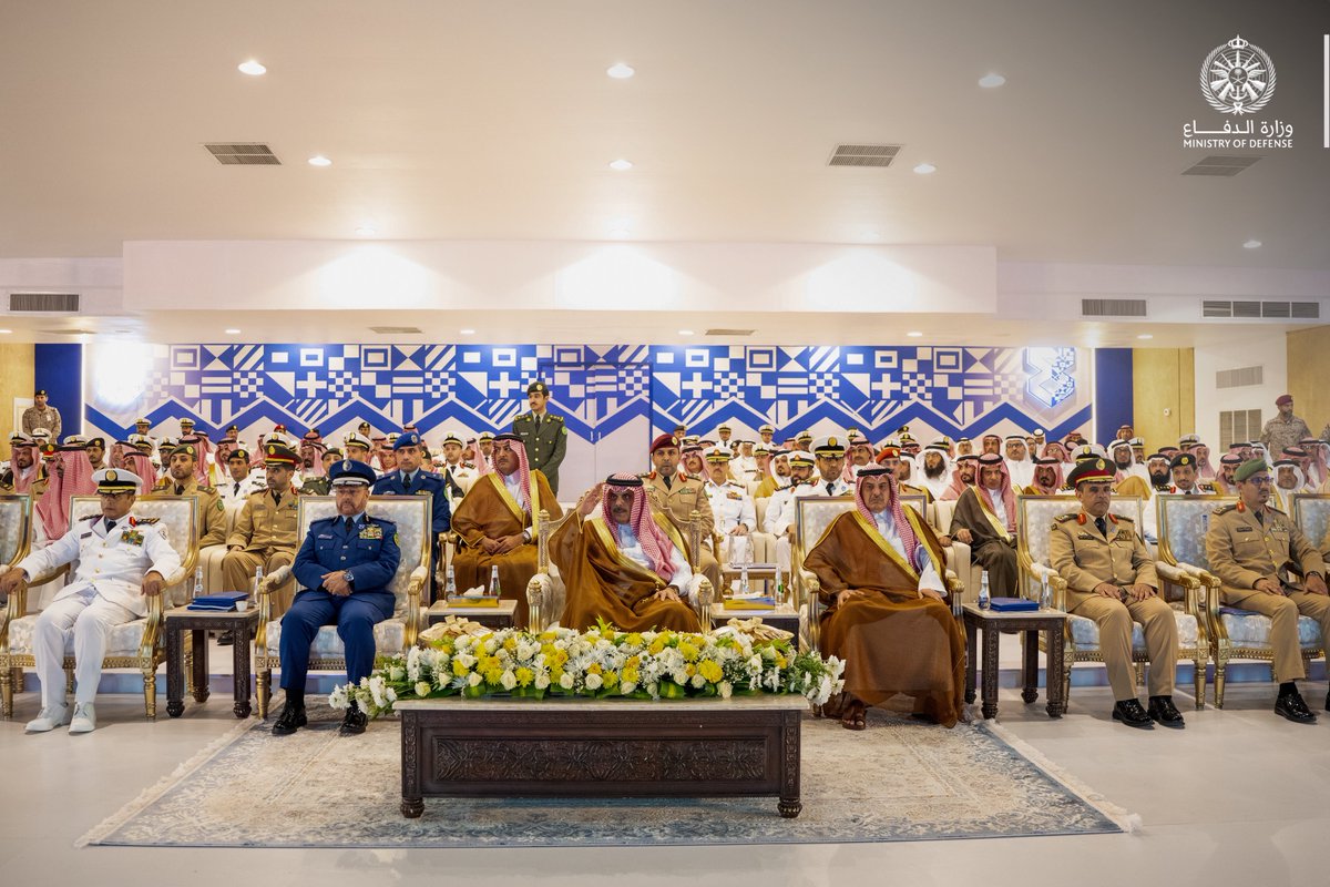 modgovksa's tweet photo. نيابةً عن سمو #وزير_الدفاع.. 

صاحب السمو الأمير عبدالرحمن بن محمد بن عيّاف نائب وزير الدفاع، يرعى حفل تخريج الدفعة الـ38 من طلبة كلية الملك فهد البحرية.

#وزارة_الدفاع https://t.co/UHRuHzybCO