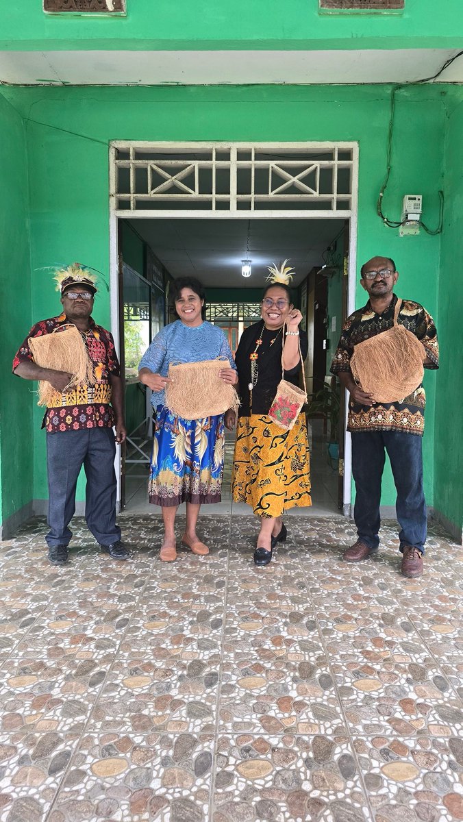 mey519's tweet photo. Inokson Tas Asli dr Biak #Budayakan  #LestarikanKearifanLokal #BiakPapua https://t.co/bJgmyiTIYU