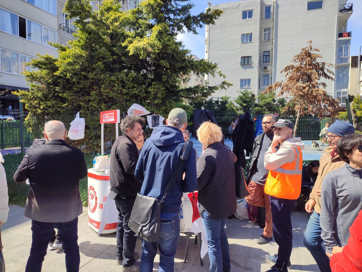 TipIstanbul's tweet photo. Bu geceyi dışarıda geçirecek yurttaşlarımız için İstanbul’un farklı ilçelerinde dayanışma masaları kurduk.
Çayımız, çorbamız hazır; birlikte ısınacak, birlikte dayanacağız.

📍Masalarımızda sıcak bir ortam, destek ve dayanışma sizi bekliyor.
İhtiyaç duyan herkesi bekliyoruz, yalnız değilsiniz.

Dayanışmayla geçecek bu geceyi birlikte aşacağız. 

📍Beyoğlu