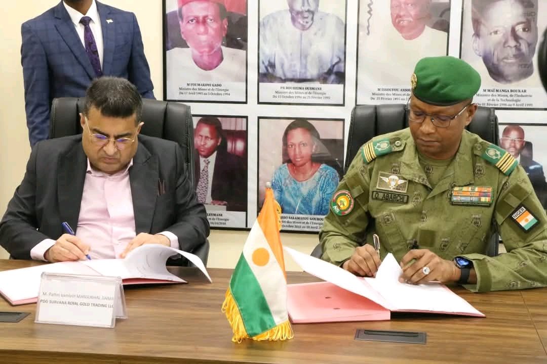 AhmadouAtafa's tweet photo. Le Niger et la société Suvarna Royal Gold Trading LLC ont signé ce 23 avril 2025 à Niamey un accord de joint-venture. Il prévoit la création de Royal Gold Niger SA, destinée à installer une raffinerie d’or, une unité de bijoux & de taille de pierres précieuses. #Niger #Mines #LCC https://t.co/B1kdiYE6c0