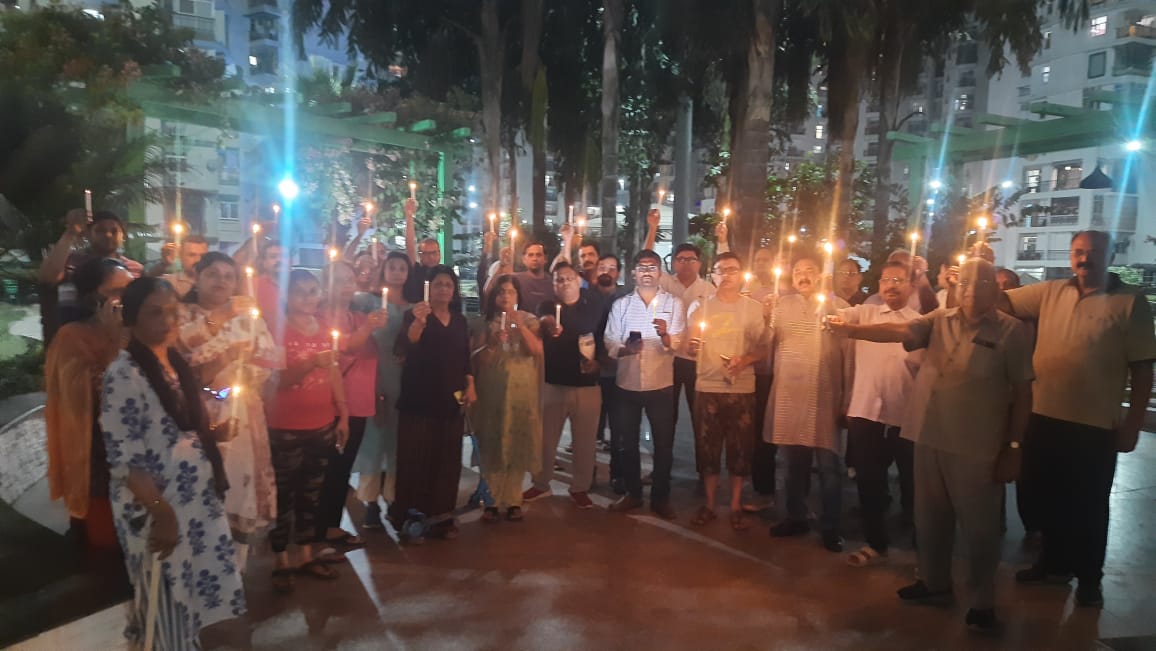 sudheer_gangwar's tweet image. @ANI @aajtak @ZeeNews ग़ाज़ियाबाद राजनगर एक्सटेंशन की केडीपी ग्रैंड सवाना सोसाइटी में आज 7.45 बजे पहलगाम में हुए आतंकी हमले में शहीद हुए पर्यटकों की आत्मा की शांति के लिए प्रार्थना का आयोजन हुआ। जिसमें सभी संप्रदाय के लोगो ने हिस्सा लिया और 2 मिनट का मौन रखा और कैंडल मार्च किया।