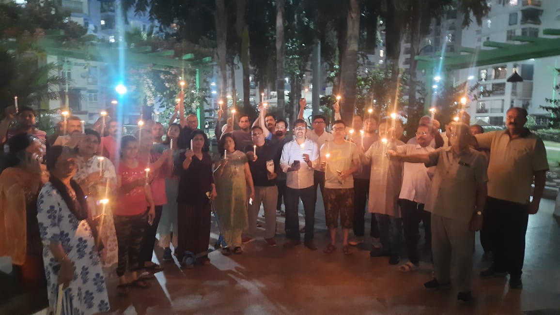 sudheer_gangwar's tweet image. @ANI @aajtak @ZeeNews ग़ाज़ियाबाद राजनगर एक्सटेंशन की केडीपी ग्रैंड सवाना सोसाइटी में आज 7.45 बजे पहलगाम में हुए आतंकी हमले में शहीद हुए पर्यटकों की आत्मा की शांति के लिए प्रार्थना का आयोजन हुआ। जिसमें सभी संप्रदाय के लोगो ने हिस्सा लिया और 2 मिनट का मौन रखा और कैंडल मार्च किया।