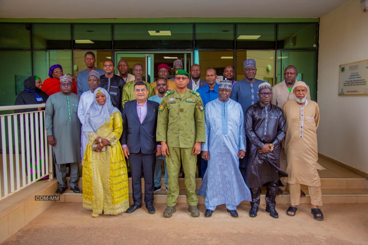 AhmadouAtafa's tweet photo. Le Niger et la société Suvarna Royal Gold Trading LLC ont signé ce 23 avril 2025 à Niamey un accord de joint-venture. Il prévoit la création de Royal Gold Niger SA, destinée à installer une raffinerie d’or, une unité de bijoux & de taille de pierres précieuses. #Niger #Mines #LCC https://t.co/B1kdiYE6c0