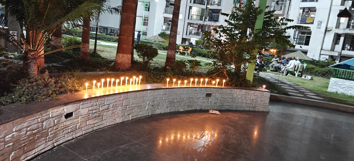 sudheer_gangwar's tweet image. @ANI @aajtak @ZeeNews ग़ाज़ियाबाद राजनगर एक्सटेंशन की केडीपी ग्रैंड सवाना सोसाइटी में आज 7.45 बजे पहलगाम में हुए आतंकी हमले में शहीद हुए पर्यटकों की आत्मा की शांति के लिए प्रार्थना का आयोजन हुआ। जिसमें सभी संप्रदाय के लोगो ने हिस्सा लिया और 2 मिनट का मौन रखा और कैंडल मार्च किया।