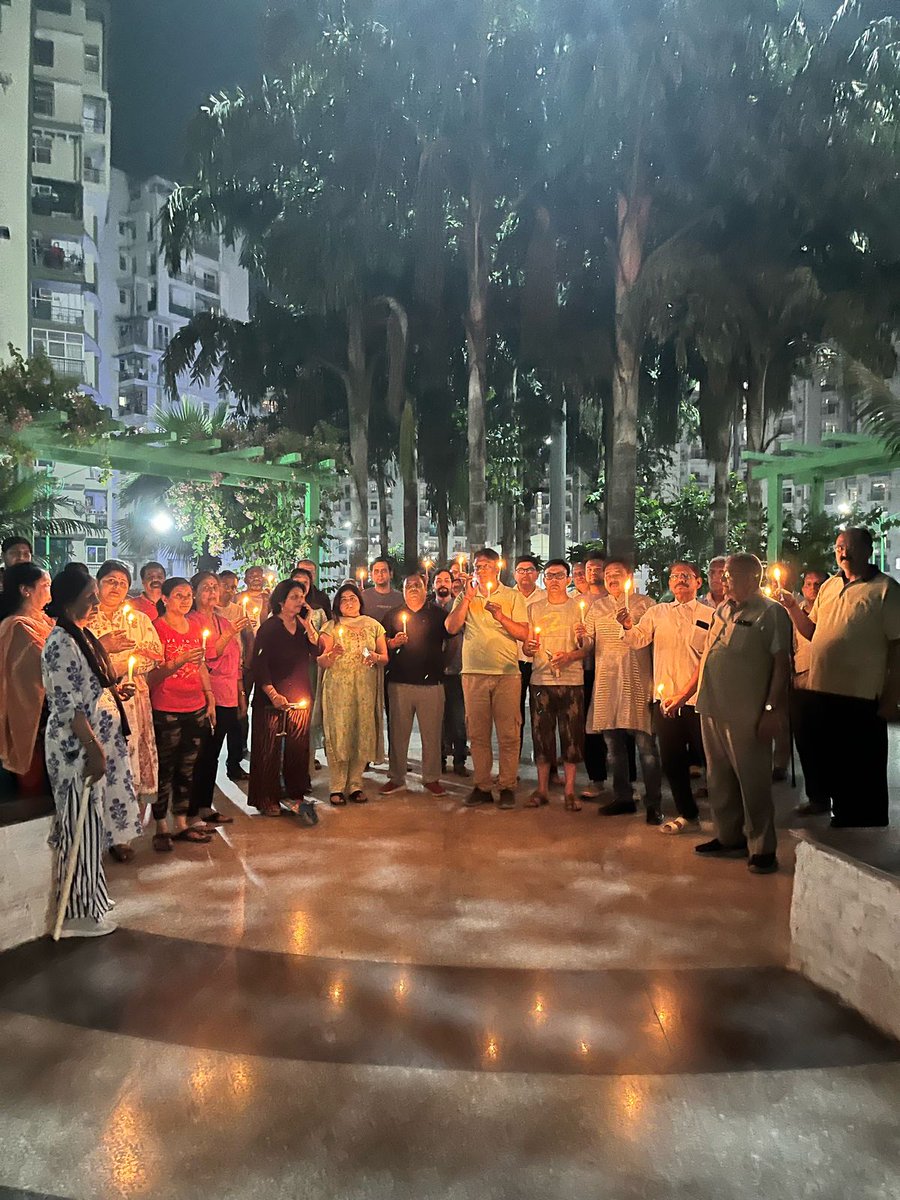 sudheer_gangwar's tweet image. @ANI @aajtak @ZeeNews ग़ाज़ियाबाद राजनगर एक्सटेंशन की केडीपी ग्रैंड सवाना सोसाइटी में आज 7.45 बजे पहलगाम में हुए आतंकी हमले में शहीद हुए पर्यटकों की आत्मा की शांति के लिए प्रार्थना का आयोजन हुआ। जिसमें सभी संप्रदाय के लोगो ने हिस्सा लिया और 2 मिनट का मौन रखा और कैंडल मार्च किया।