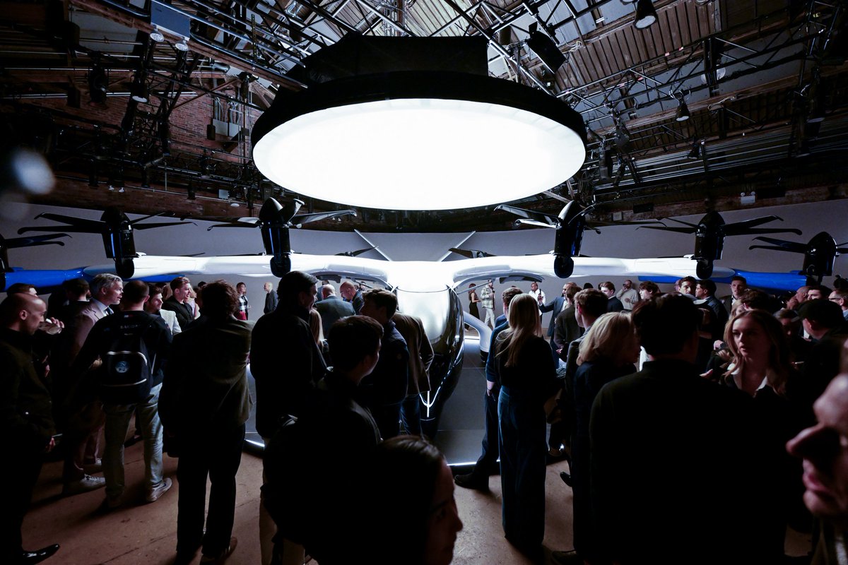 MarketInfinity's tweet image. The future of aviation has officially landed in NYC! @ArcherAviation unveiled their stunning Midnight eVTOL aircraft as @adamgoldstein13 announced both future NYC routes and their groundbreaking partnership with @united taking flight.  Even the legendary @jimmyfallon showed up…
