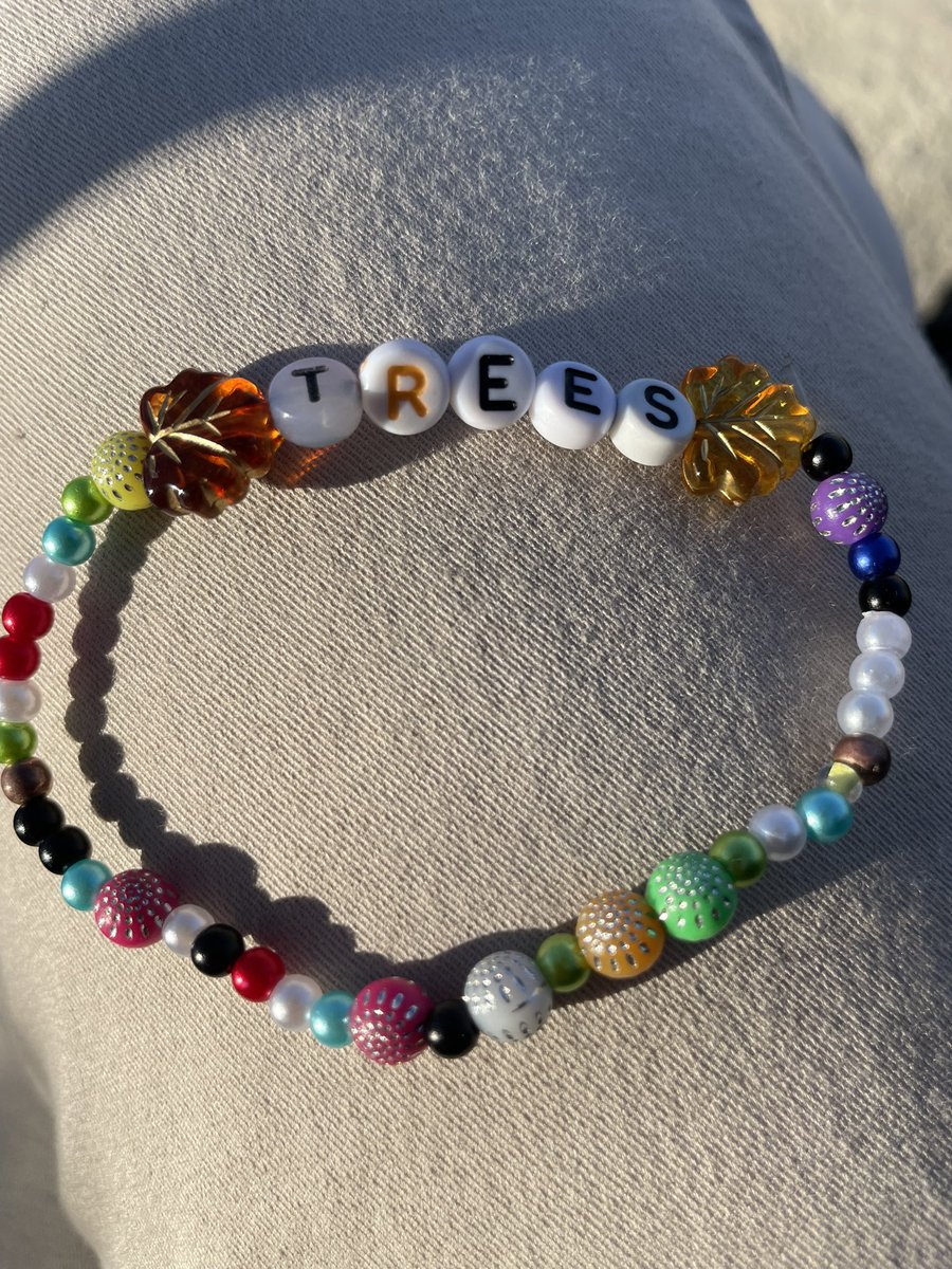Gracias a quienes me regalaron esta pulsera ayer en el elevador del easyhotel después del concierto en Barcelona, gracias no pude conocerlos más 😭