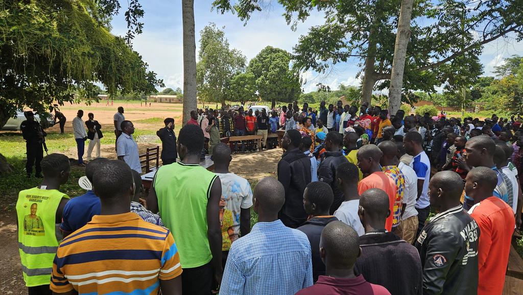 Today, I engaged with youth from Buyende District at Iringa Township Primary School, listening to their concerns and ideas. Security, law and order, and development emerged as key priorities. 

We discussed collaborative strategies to combat crime and enhance their welfare and