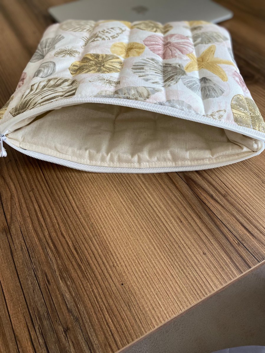 Hanimca12's tweet photo. Tablet kılıfına sıra geldi☺️🎁 bu ürünleri ayrı sevdim çünkü puf puf oldular.
İçindeki 2 kat elyaf sayesinde eşyalarınızı korur.
Su geçirmez kumaş.

Trendyolda satışa ekledim.
Uygun fiyatlara sizlerle.
Linki ekledim 

https://t.co/xCkzd1Bly8 https://t.co/NOg1h4CARf