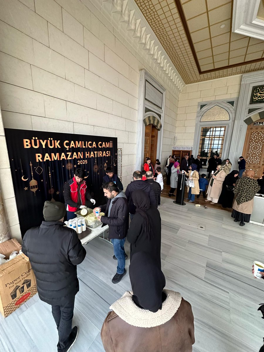 istanbul2bolge's tweet photo. Geçmiş olsun İstanbul.

İstanbul Vakıflar 2. Bölge Müdürlüğü olarak, Marmara Denizi açıklarında gerçekleşen 6.2 büyüklüğündeki deprem nedeni ile vatandaşlarımızın yanlarında olmak, vakıf dayanışmasını gerçekleştirmek üzere sıcak çorba ikramlarımız;

İstanbul’un değişik noktalarında devam etmekte olup sabahın ilk saatlerine kadar da devam edecektir.