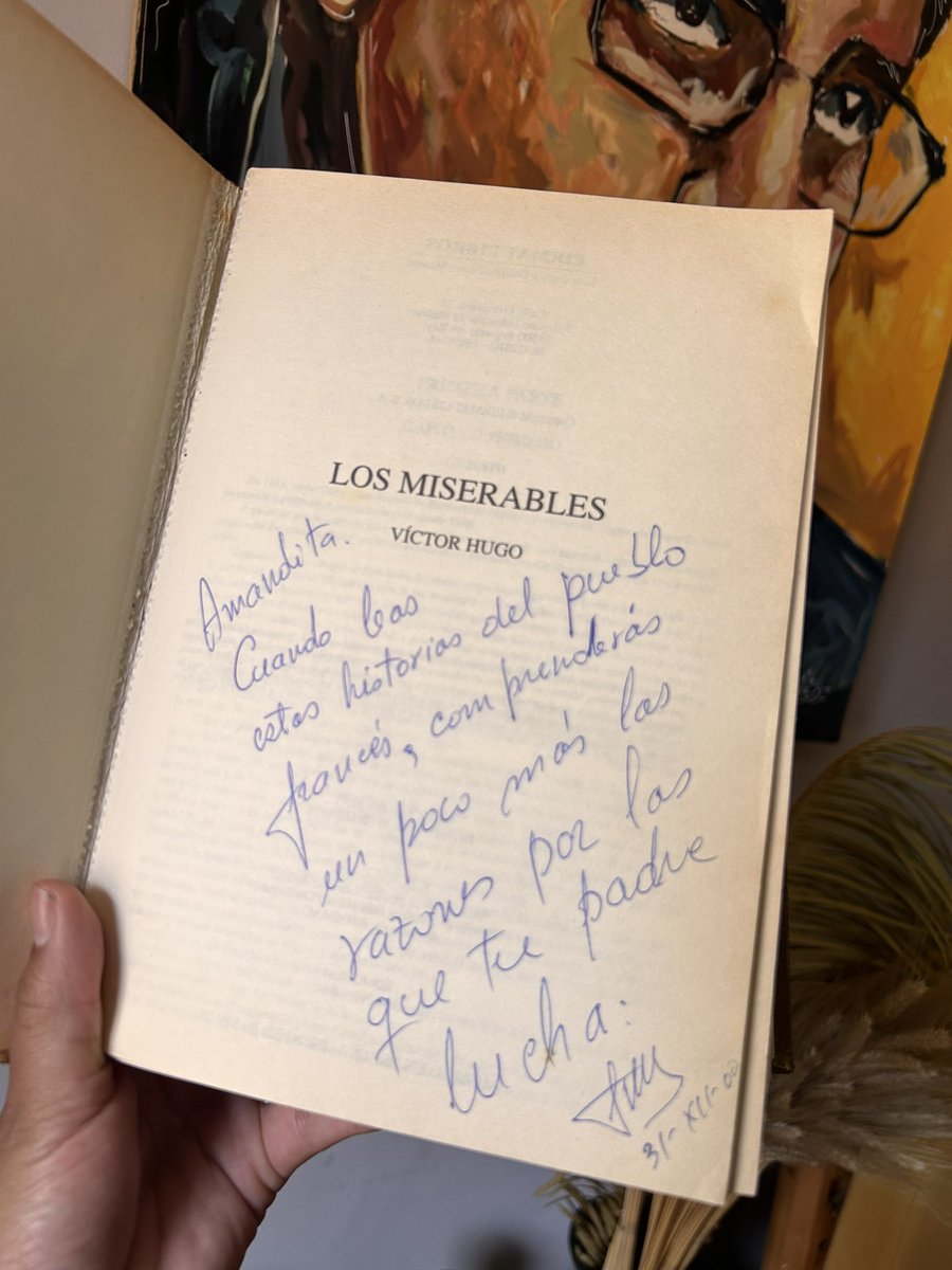 agentedelcaos33's tweet photo. Él me enseñó a amar los libros. Me enseñó que escribir es la victoria y que para escribir hay que leer 🖤💫 

Cada libro que me dio tiene una dedicatoria única, les comparto unitas. Mi favorita es: Aunque no estemos llegará la libertad 🇪🇨

#FernandoVIVE https://t.co/N4UJ7h9eKC