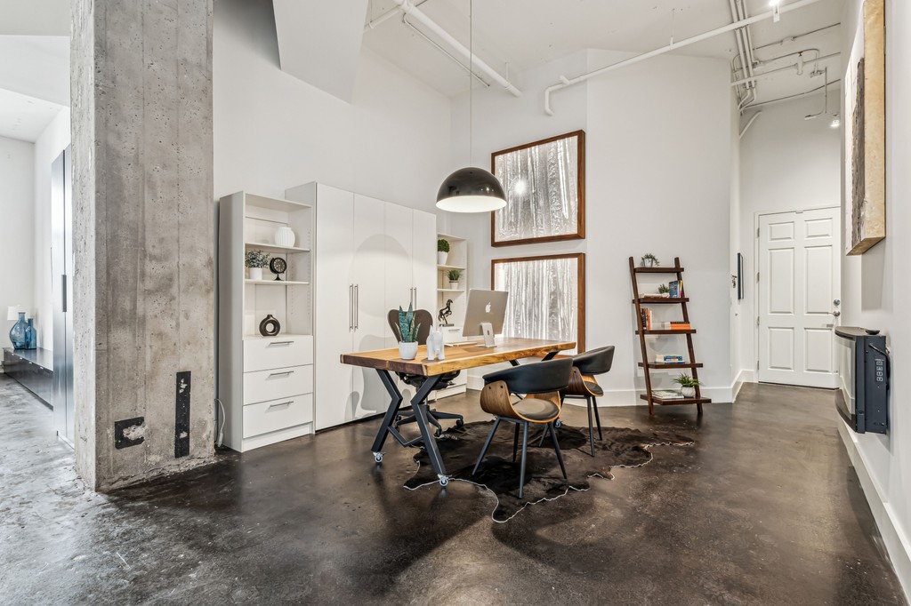 SonaVisual's tweet photo. 🏙️ Loft Style Living⁠
⁠
This recently captured listing is seriously a stunner! 😍⁠
⁠
We’re obsessed with the open concept design, and the way raw concrete meets warm wood tones, giving it that modern, industrial-chic feel with cozy touches throughout.⁠ https://t.co/S5rDlAe6Bq