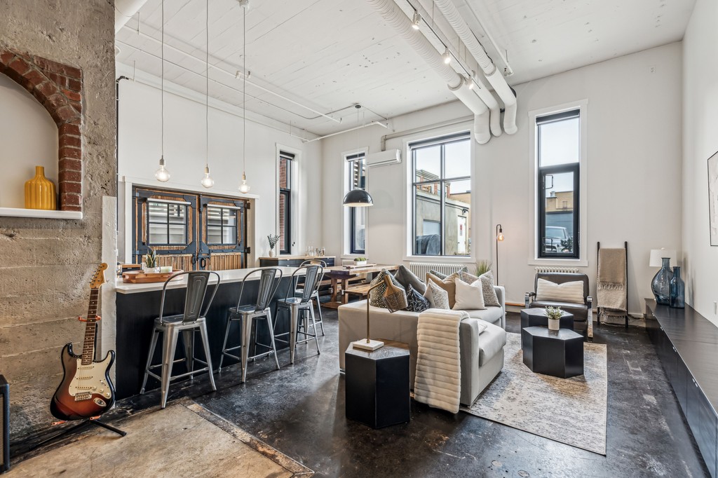 SonaVisual's tweet photo. 🏙️ Loft Style Living⁠
⁠
This recently captured listing is seriously a stunner! 😍⁠
⁠
We’re obsessed with the open concept design, and the way raw concrete meets warm wood tones, giving it that modern, industrial-chic feel with cozy touches throughout.⁠ https://t.co/S5rDlAe6Bq