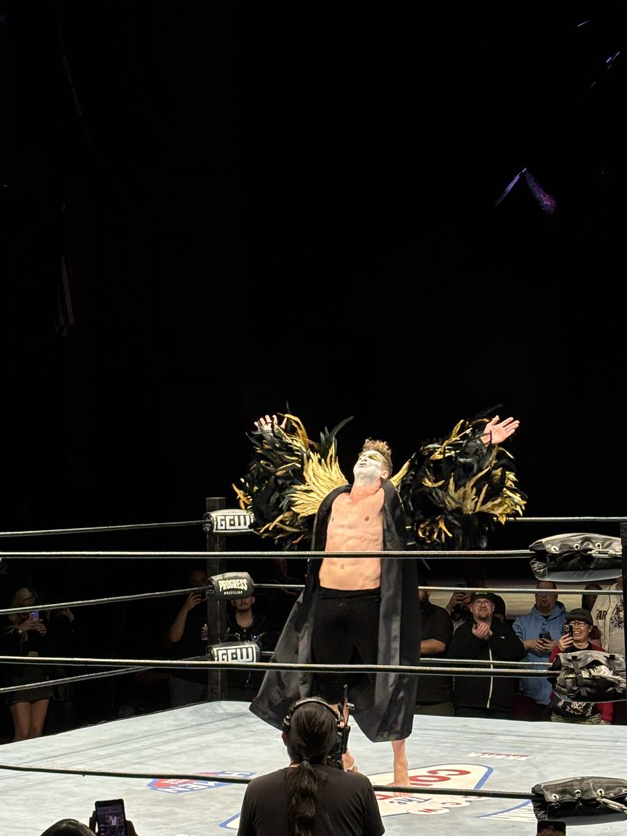 LuchaVandross's tweet photo. Getting the opportunity to experience @CaraNoirPW’s entrance for the first time was magic. https://t.co/O9fNH12tOF