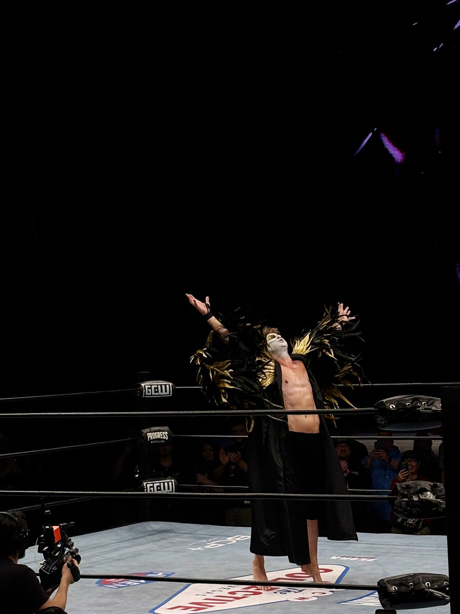 LuchaVandross's tweet photo. Getting the opportunity to experience @CaraNoirPW’s entrance for the first time was magic. https://t.co/O9fNH12tOF