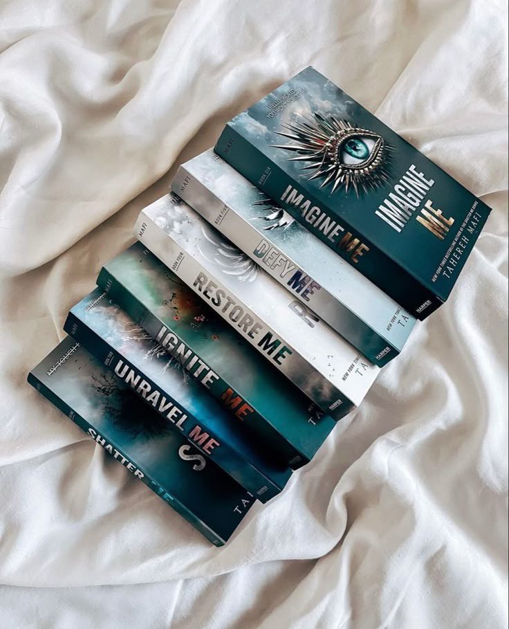warnersjacks's tweet photo. “Há aqueles que não podem imaginar o mundo sem pássaros, há aqueles que não podem imaginar o mundo sem água; ao que me refere, sou incapaz de imaginar um mundo sem livros.”

feliz dia mundial do livro! 📖💗 https://t.co/kcTRZT8awn