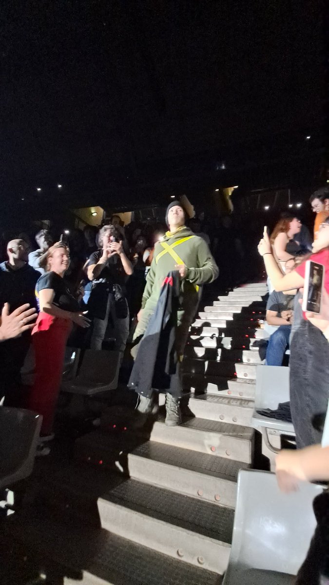 Lo tuve así de cerca no puedo creerlo #ClancyBarcelona <a href="/twentyonepilots/">twenty one pilots</a>