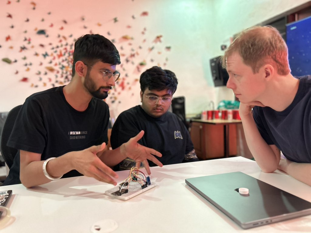 onlyarweave's tweet image. It really is quite extraordinary here at the @ArweaveIndia HackerHouse in Bengaluru.
So much energy in the room. Great builders. Great concepts.
All on Arweave and AO.