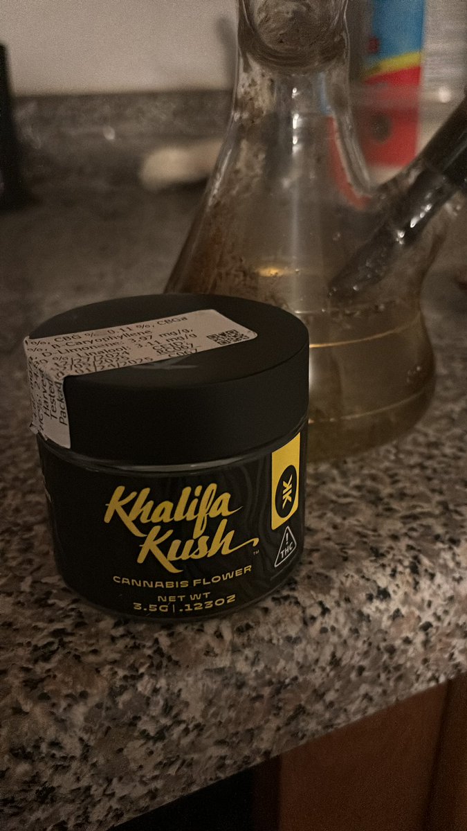 IUchiek's tweet photo. Hitting some of that KK out the zong. Was just in Vegas had to grab some. @wizkhalifa KK to the head. https://t.co/fbYcrlm76F