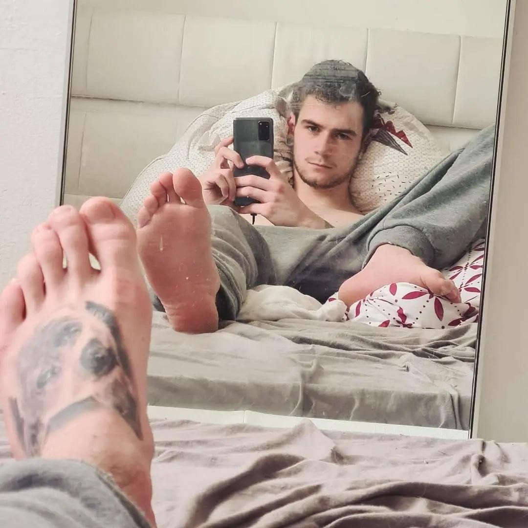 ManlyFeetClub's tweet photo. I'll be joining him in that bed immediately to make him even more cozy and comfortable with my mouth on his tattooed feet https://t.co/XZB5R9b3iO