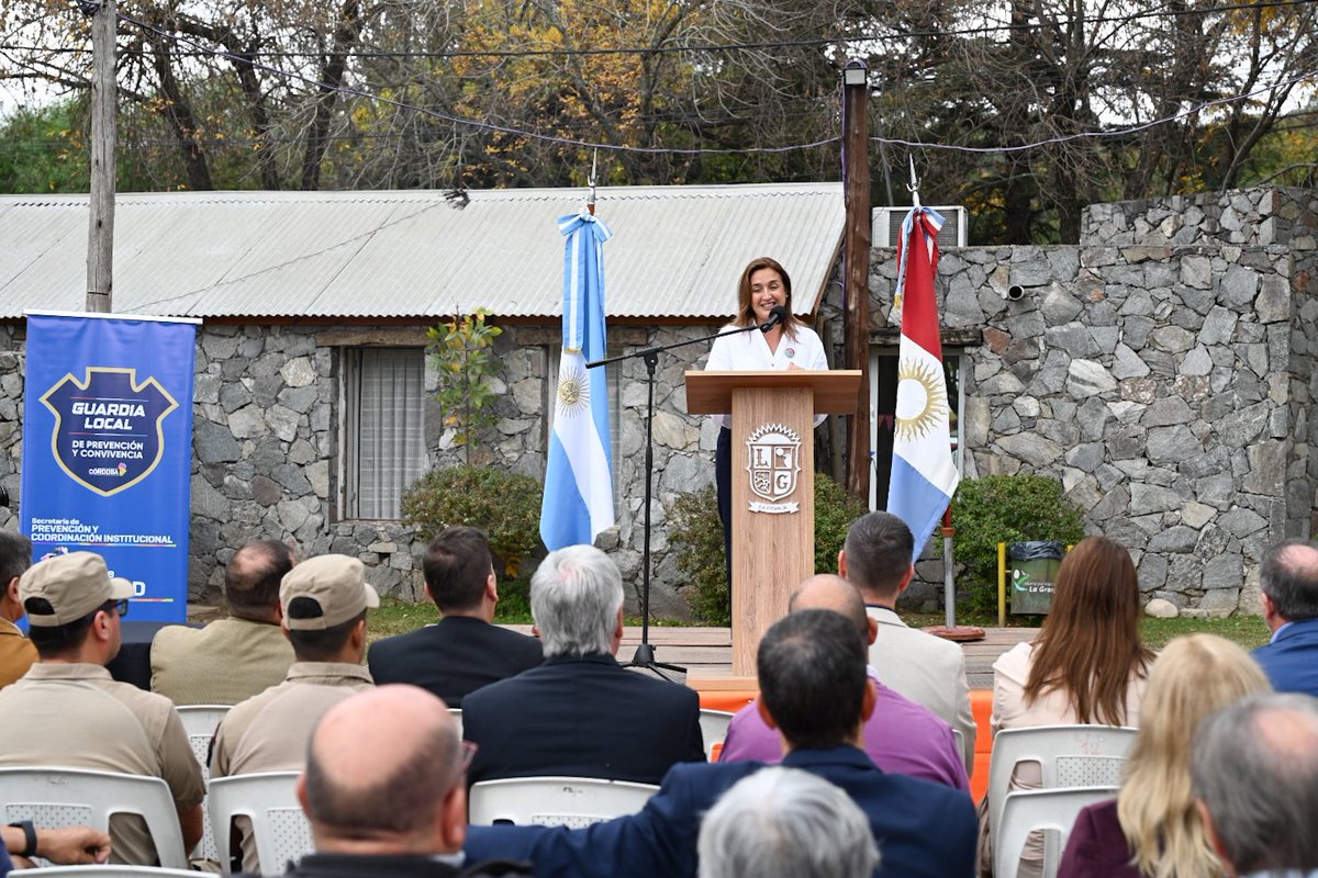 myriprunotto's tweet photo. Fortalecemos la seguridad en #LaGranja con la entrega de un nuevo móvil para su #GuardiaLocal.
Seguimos acompañando a los municipios con herramientas concretas que refuerzan el cuidado de nuestros vecinos. https://t.co/7gcu3ROH19
