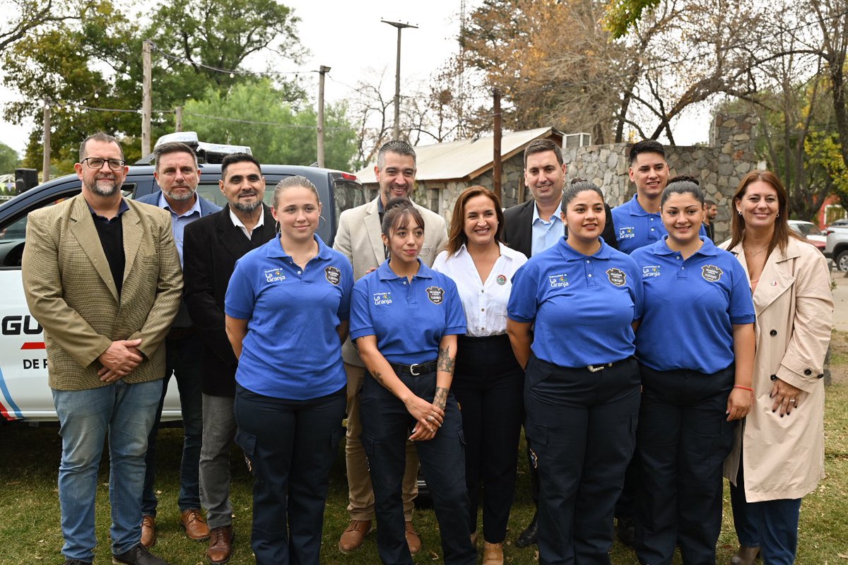 myriprunotto's tweet photo. Fortalecemos la seguridad en #LaGranja con la entrega de un nuevo móvil para su #GuardiaLocal.
Seguimos acompañando a los municipios con herramientas concretas que refuerzan el cuidado de nuestros vecinos. https://t.co/7gcu3ROH19
