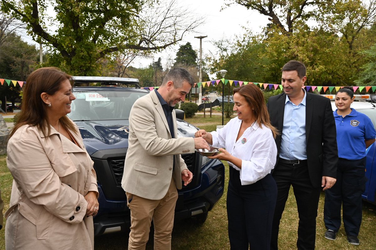 myriprunotto's tweet photo. Fortalecemos la seguridad en #LaGranja con la entrega de un nuevo móvil para su #GuardiaLocal.
Seguimos acompañando a los municipios con herramientas concretas que refuerzan el cuidado de nuestros vecinos. https://t.co/7gcu3ROH19