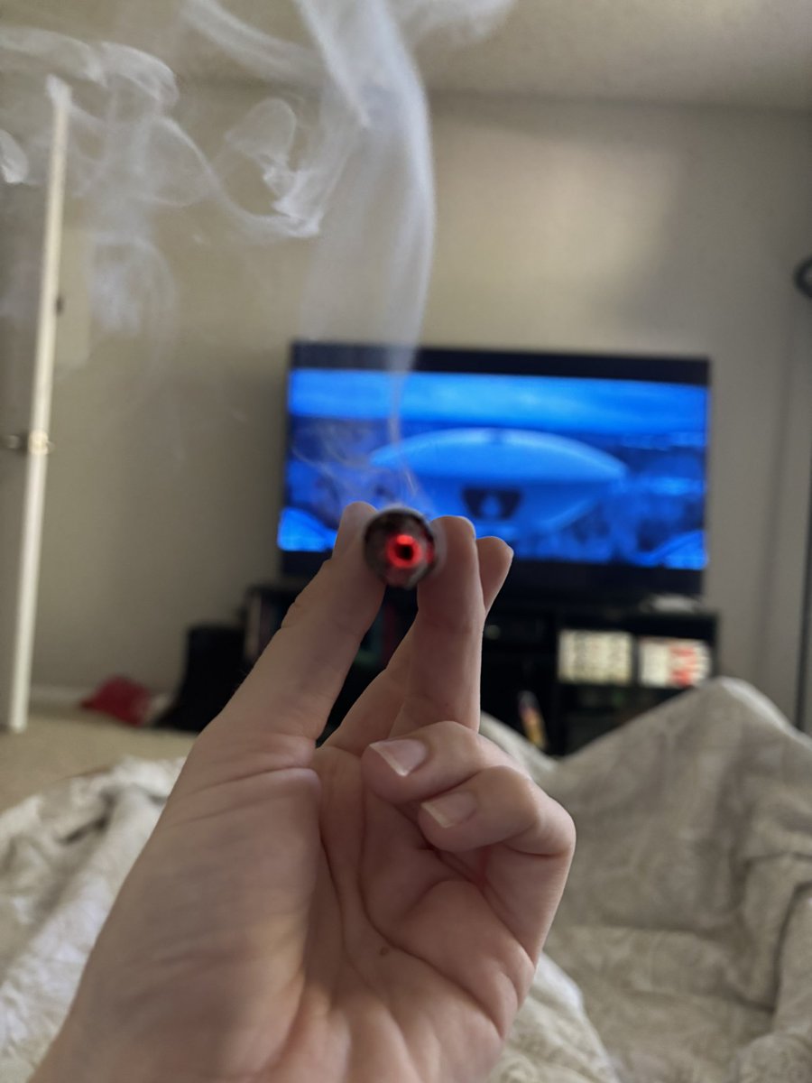 Goth666Milk's tweet photo. How I start and end each dayyyyy https://t.co/2dtZnJtx17