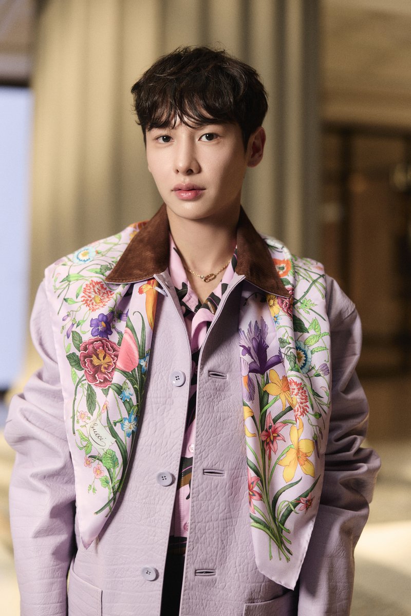_24News_'s tweet photo. Gucci ชวนเหล่าคนดังมาสไตลิ่งลุคเก๋กับแคมเปญล่าสุด Keep It Gucci: The Art of Silk ในการจับคู่ผ้าพันคอไหมของ Gucci ในหลากหลายธีมให้เข้ากับการแต่งตัว ไม่ว่าจะเป็นลาย Flora, Fauna, Nautical, Equestrian และ GG Monogram อันเป็นเอกลักษณ์ของ Gucci
#GucciTheArtofSilk #GucciSS25 #GulfKanawut #GunAtthaphan #icepariss #DavikaHoorne
นำโดย Gucci Brand Ambassador ใหม่-ดาวิกา และ กลัฟ-คณาวุฒิ ร่วมด้วย โบว์-เมลดา, เก้า - สุภัสสรา, เจเจ - กฤษณภูมิ, ไอซ์ - พาริส, กัน - อรรถพันธ์, พรีม - ชนิกานต์, วิว - เบญญาภา, จูเน่ - เพลินพิชญา, บุ๊ค - กษิดิ์เดช, นิว - ชยภัค และ จูเนียร์ - กรวิชญ์
เลือกชมผ้าพันคอไหมจาก Gucci ได้แล้ววันนี้ ที่ร้าน Gucci ทุกสาขา ณ ศูนย์การค้าสยามพารากอน, ไอคอน สยาม, เซ็นทรัล เอ็มบาสซี, เอ็มโพเรียม, เซ็นทรัล ชิดลม และ เซ็นทรัล ภูเก็ตฟลอเรสต้า รวมไปถึงผ้าพันคอจากโปรเจ็คพิเศษ 90x90 ซึ่งเป็นคอลเลคชั่นร่วมกับศิลปิน 9 คนจากหลากหลายประเทศได้เฉพาะที่ร้าน Gucci สาขาศูนย์การค้าสยามพารากอน