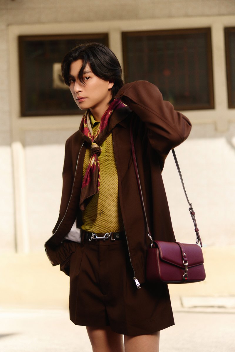 _24News_'s tweet photo. Gucci ชวนเหล่าคนดังมาสไตลิ่งลุคเก๋กับแคมเปญล่าสุด Keep It Gucci: The Art of Silk ในการจับคู่ผ้าพันคอไหมของ Gucci ในหลากหลายธีมให้เข้ากับการแต่งตัว ไม่ว่าจะเป็นลาย Flora, Fauna, Nautical, Equestrian และ GG Monogram อันเป็นเอกลักษณ์ของ Gucci
#GucciTheArtofSilk #GucciSS25 #GulfKanawut #GunAtthaphan #icepariss #DavikaHoorne
นำโดย Gucci Brand Ambassador ใหม่-ดาวิกา และ กลัฟ-คณาวุฒิ ร่วมด้วย โบว์-เมลดา, เก้า - สุภัสสรา, เจเจ - กฤษณภูมิ, ไอซ์ - พาริส, กัน - อรรถพันธ์, พรีม - ชนิกานต์, วิว - เบญญาภา, จูเน่ - เพลินพิชญา, บุ๊ค - กษิดิ์เดช, นิว - ชยภัค และ จูเนียร์ - กรวิชญ์
เลือกชมผ้าพันคอไหมจาก Gucci ได้แล้ววันนี้ ที่ร้าน Gucci ทุกสาขา ณ ศูนย์การค้าสยามพารากอน, ไอคอน สยาม, เซ็นทรัล เอ็มบาสซี, เอ็มโพเรียม, เซ็นทรัล ชิดลม และ เซ็นทรัล ภูเก็ตฟลอเรสต้า รวมไปถึงผ้าพันคอจากโปรเจ็คพิเศษ 90x90 ซึ่งเป็นคอลเลคชั่นร่วมกับศิลปิน 9 คนจากหลากหลายประเทศได้เฉพาะที่ร้าน Gucci สาขาศูนย์การค้าสยามพารากอน