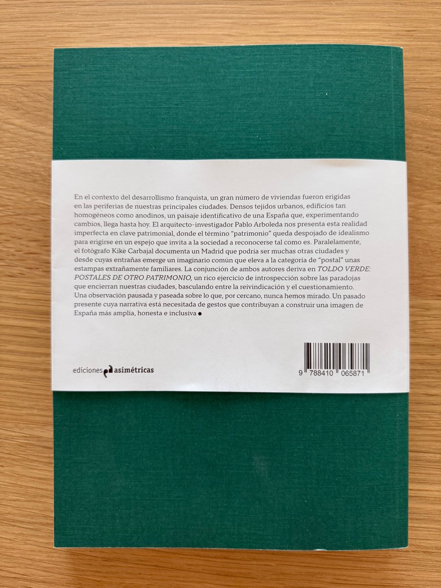 Me uno a hacer una recomendación para este día. Toldo Verde, una reflexión sobre ese otro patrimonio de las ciudades españolas. Quizá menos bonito, pero no por ello menos bello o con menos historias. Y con un gran apartado fotográfico. ¡Feliz Día del Libro! 📗