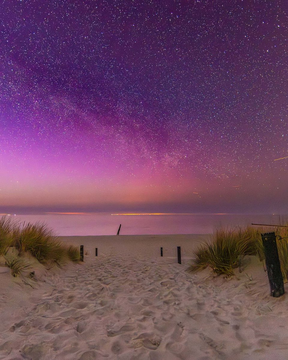 WetterOnline's tweet photo. Ist dieses Polarlichtbild nicht wunderschön?
📷 Klaus Haase
📍 Hohe Düne Prerow
#polarlichter #auroraborealis #prerow https://t.co/dU2upKPX27