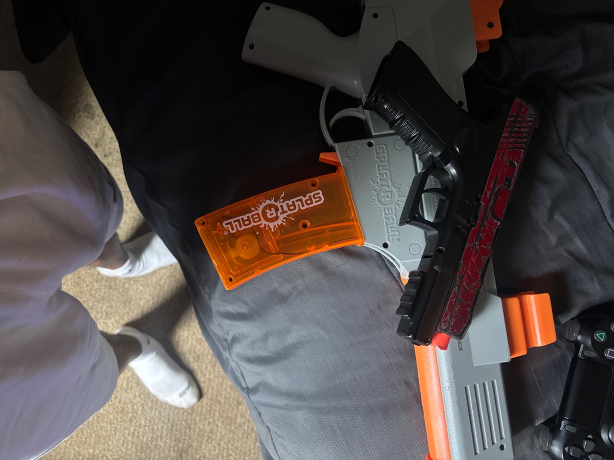 Tsplatt_10's tweet photo. @TeamYouTube youtube needs human reviewers no way i have been banned from streaming for having toys on live stream. No one was in danger or anything with these toy guns. Youtube needs to get it together https://t.co/eOgoHjNxHH