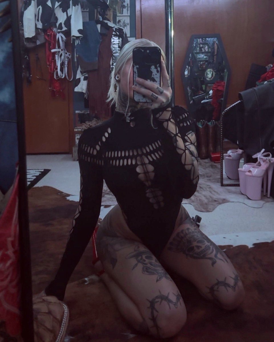 WranglerQueen's tweet photo. RT if you would let me suffocate you with my thighs😉🤫 https://t.co/HHmxoyM9jh