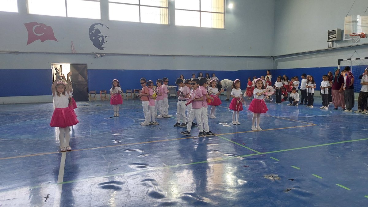 Ulusal egemenliğimizin simgesi, çocuklarımızın en güzel bayramı "23 Nisan Ulusal Egemenlik ve Çocuk Bayramı" düzenlenen programla coşkuyla kutladık. <a href="/tcmeb/">Millî Eğitim Bakanlığı</a> <a href="/valiatillatoros/">Atilla Toros</a> <a href="/_Ali_KARAGOZ/">Dr. Ali KARAGÖZ</a> <a href="/fazilet_durmus/">Fazilet Öğretmen 🇹🇷</a> <a href="/mut_mem/">Mut İlçe MEM</a> <a href="/erddlk33/">Erdal DÖLEK 🇹🇷</a>