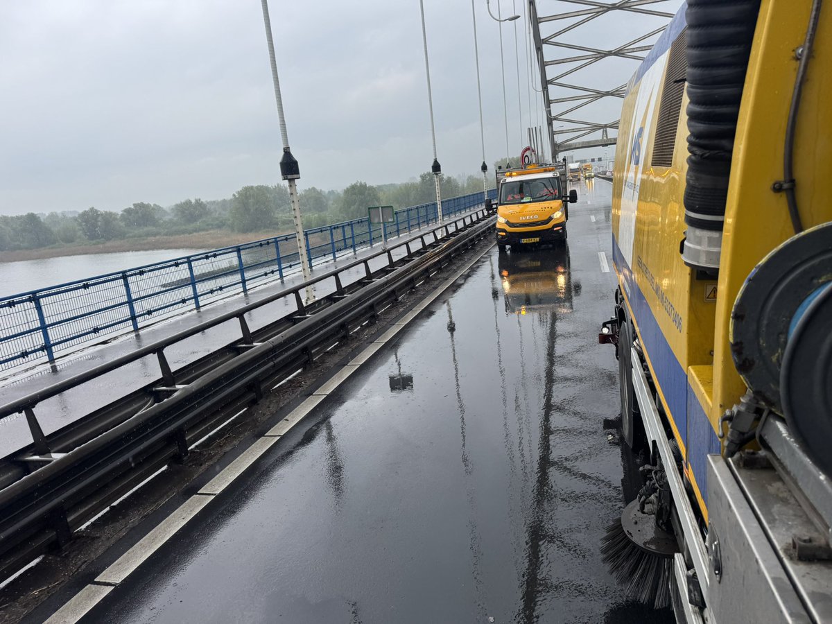 RAGeluk's tweet photo. @RWSverkeersinfo Dat doet die vent verrotte handig zeg! 😋🧹 https://t.co/MCWFUvm30r