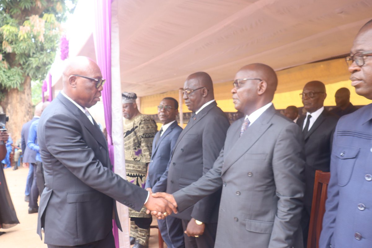 Le Premier Ministre Félix MOLOUA a rendu un dernier hommage au défunt rapporteur général du bureau de l’ANE Théophile MOMOKOAMA décédé le 8/4/25 et dont les funérailles ont eu lieu ce 23/4/25 dans l’enceinte de l’institution électorale à Bangui