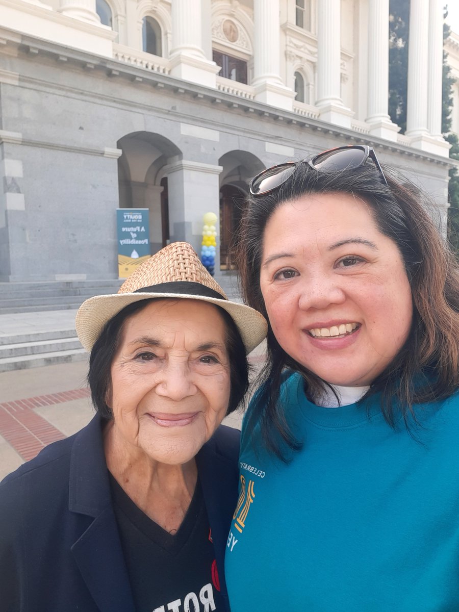 What an honor to meet Dolores Huerta at #EquityOnTheMall!! The Valley is rising and we demand to be heard. 

Happy #10YearsOfEOM. Thank you @sjv_healthfund and @thecentershf!